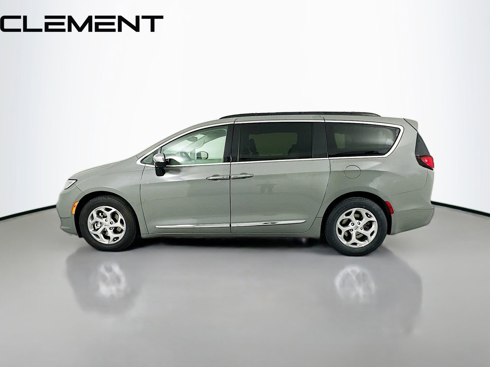 Used 2023 Chrysler Pacifica Limited image 6