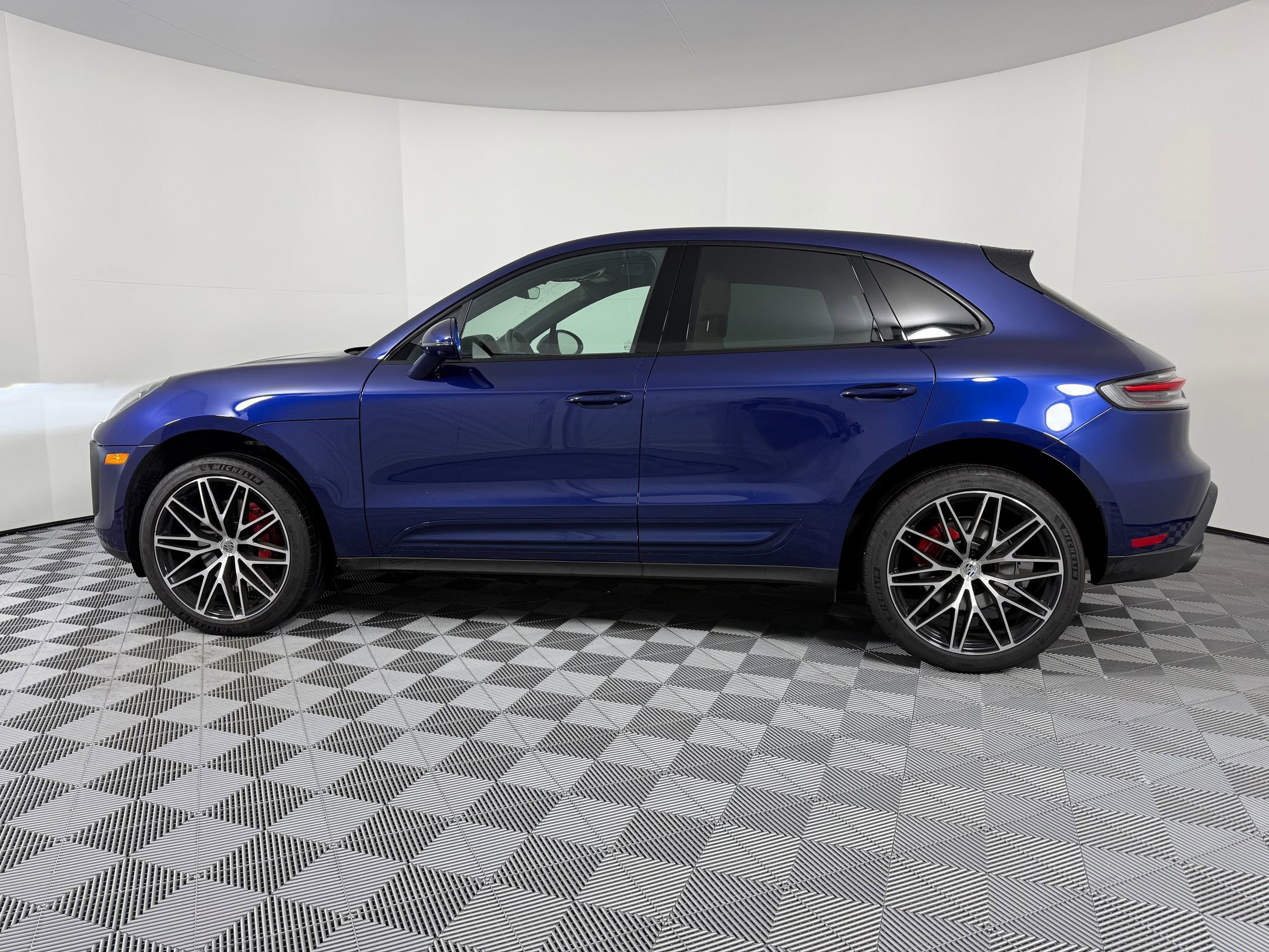 Certified 2025 Porsche Macan S AWD/4WD image 2