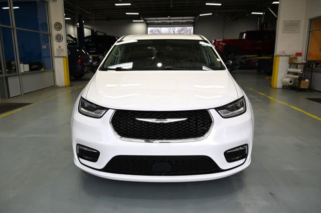 Used 2024 Chrysler Pacifica Touring-L FWD image 2