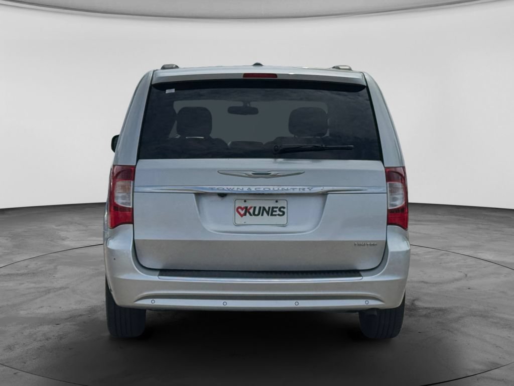 Used 2012 Chrysler Town & Country Limited FWD image 9
