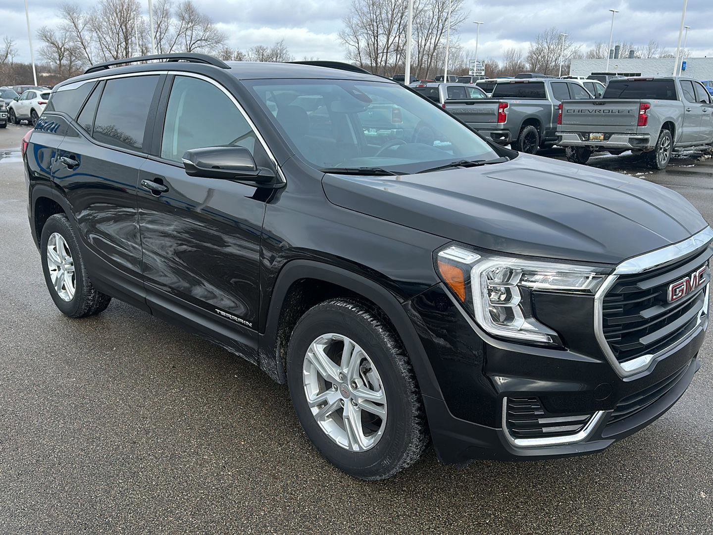 Used 2024 GMC Terrain SLE w/ Driver Convenience Package image 14