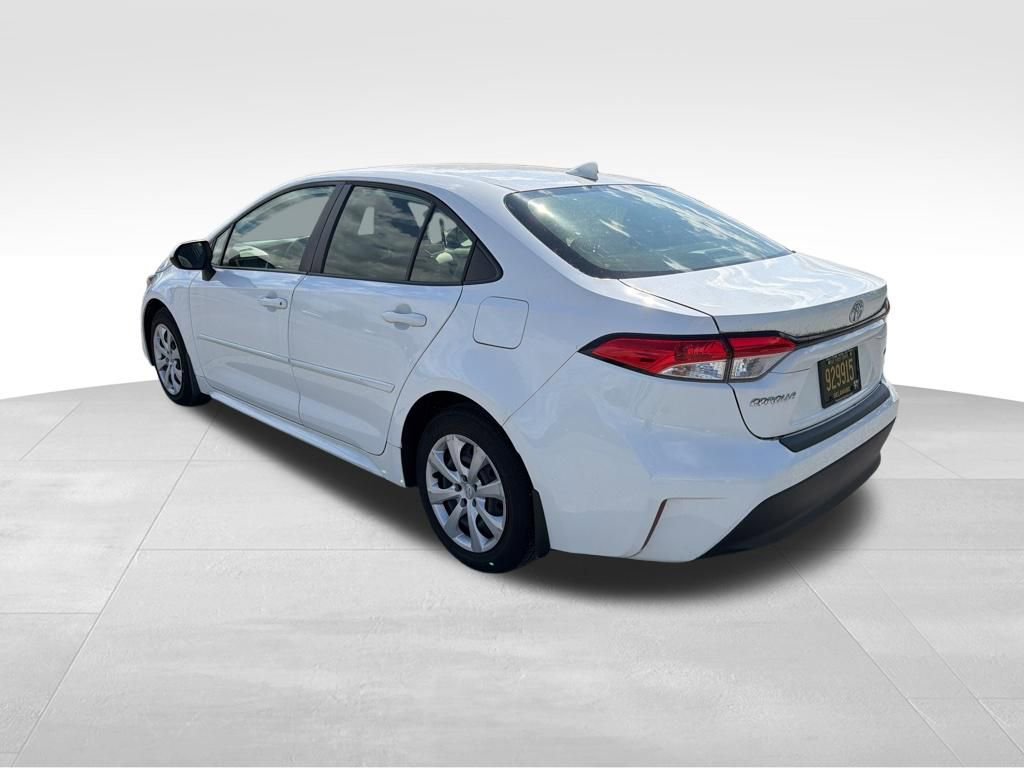 Used 2023 Toyota Corolla LE image 3