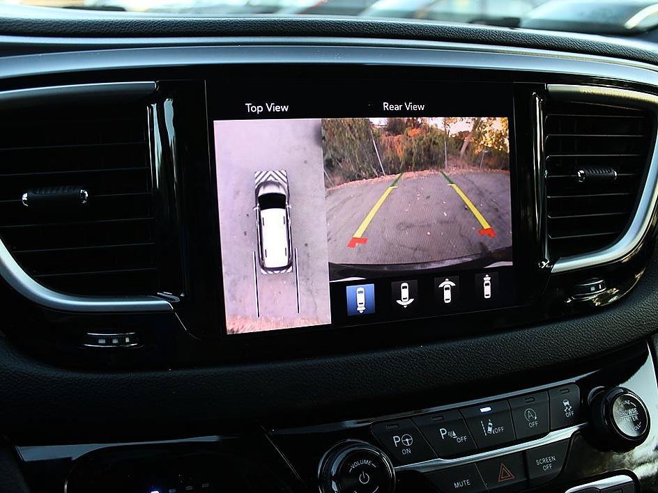 Used 2020 Chrysler Pacifica Touring-L Plus w/ Advanced Safetytec Group FWD image 27