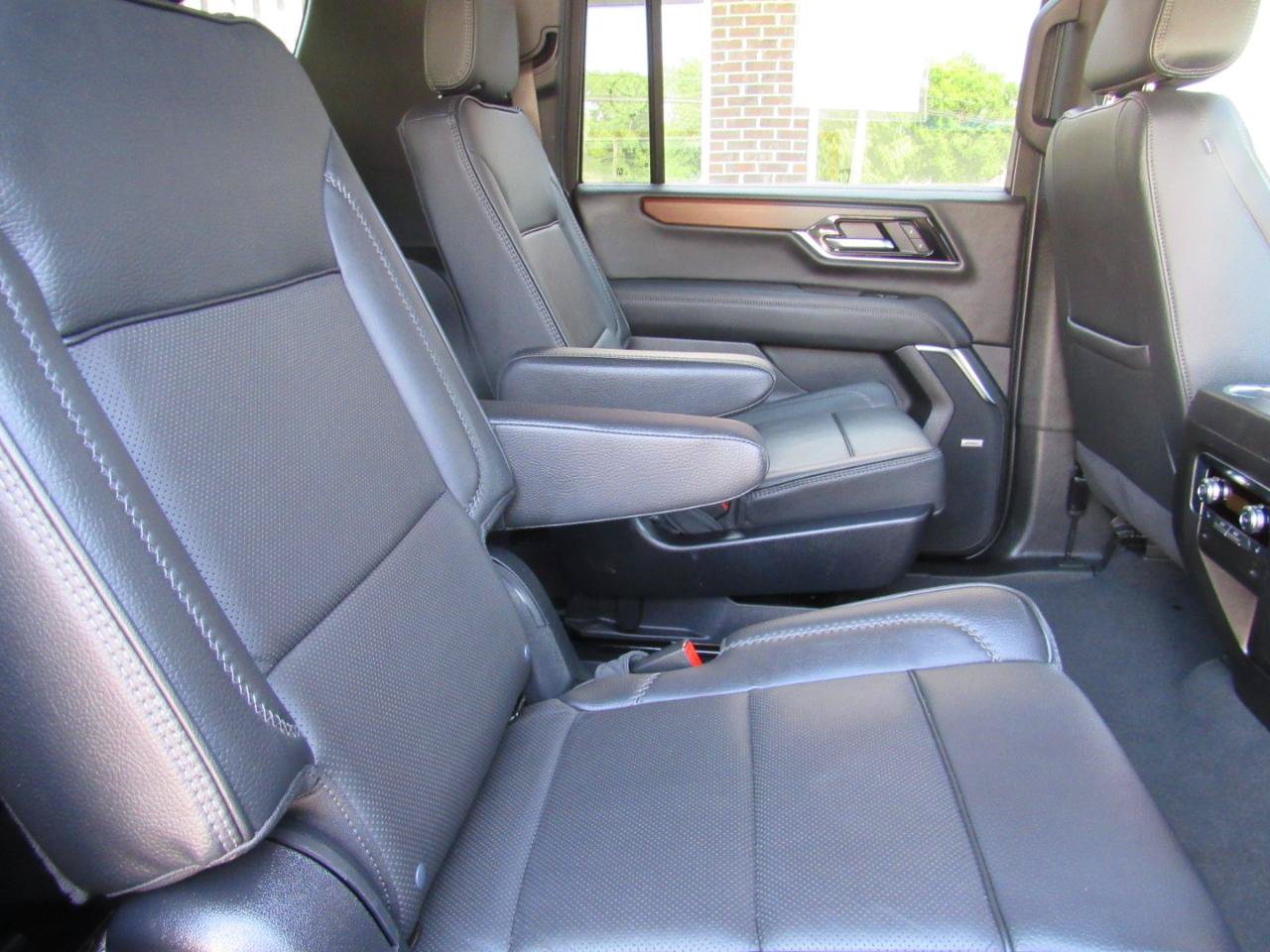 Used 2025 GMC Yukon XL Denali AWD/4WD image 35