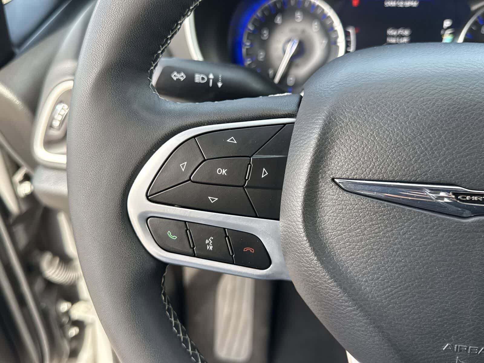 Used 2025 Chrysler Pacifica Select FWD image 27