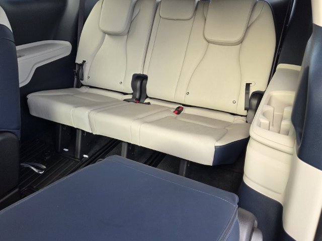 Used 2025 Kia Carnival EX FWD image 11