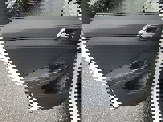 Certified 2025 Volkswagen Taos SE image 8