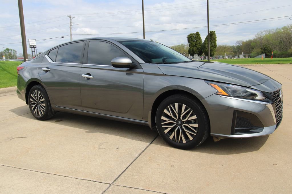 Used 2024 Nissan Altima 2.5 SV w/ SV Premium Package AWD/4WD image 3