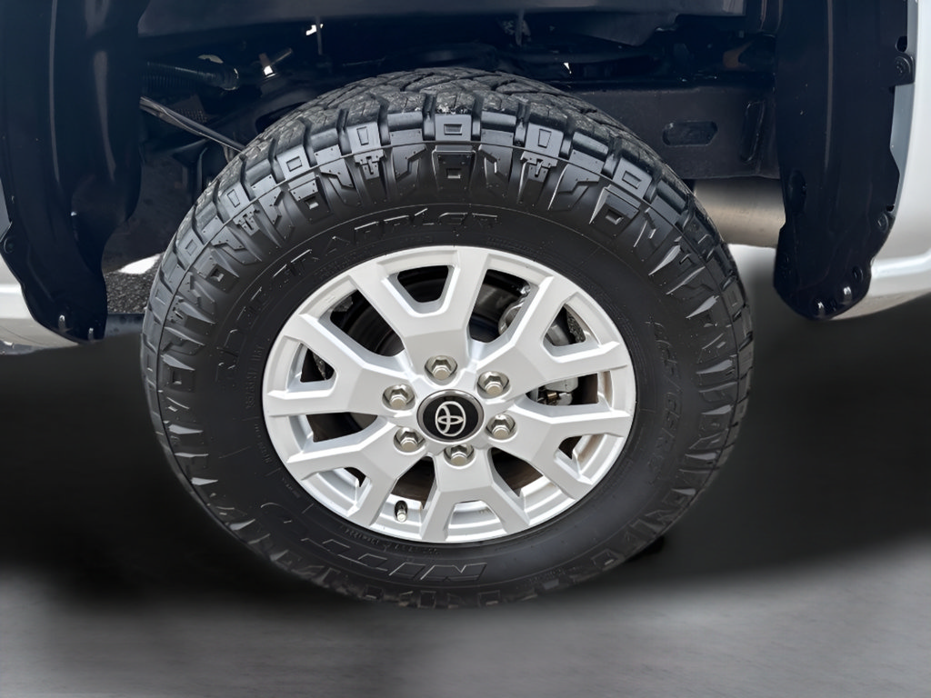 Used 2025 Toyota Tacoma SR5 AWD/4WD image 33