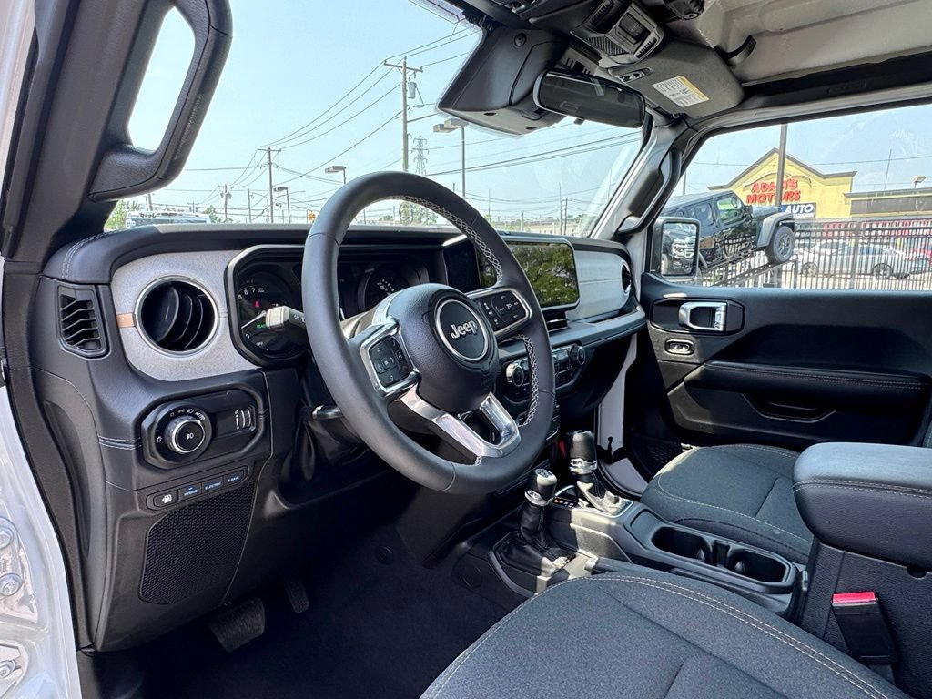 Certified 2025 Jeep Wrangler Unlimited Sahara w/ Safety Group AWD/4WD image 12