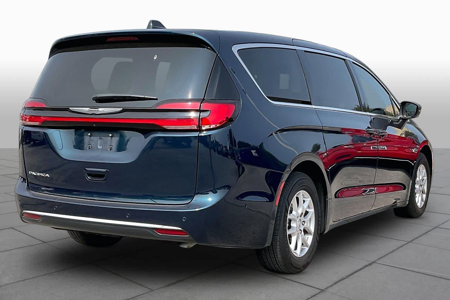 Used 2023 Chrysler Pacifica Touring-L FWD image 13