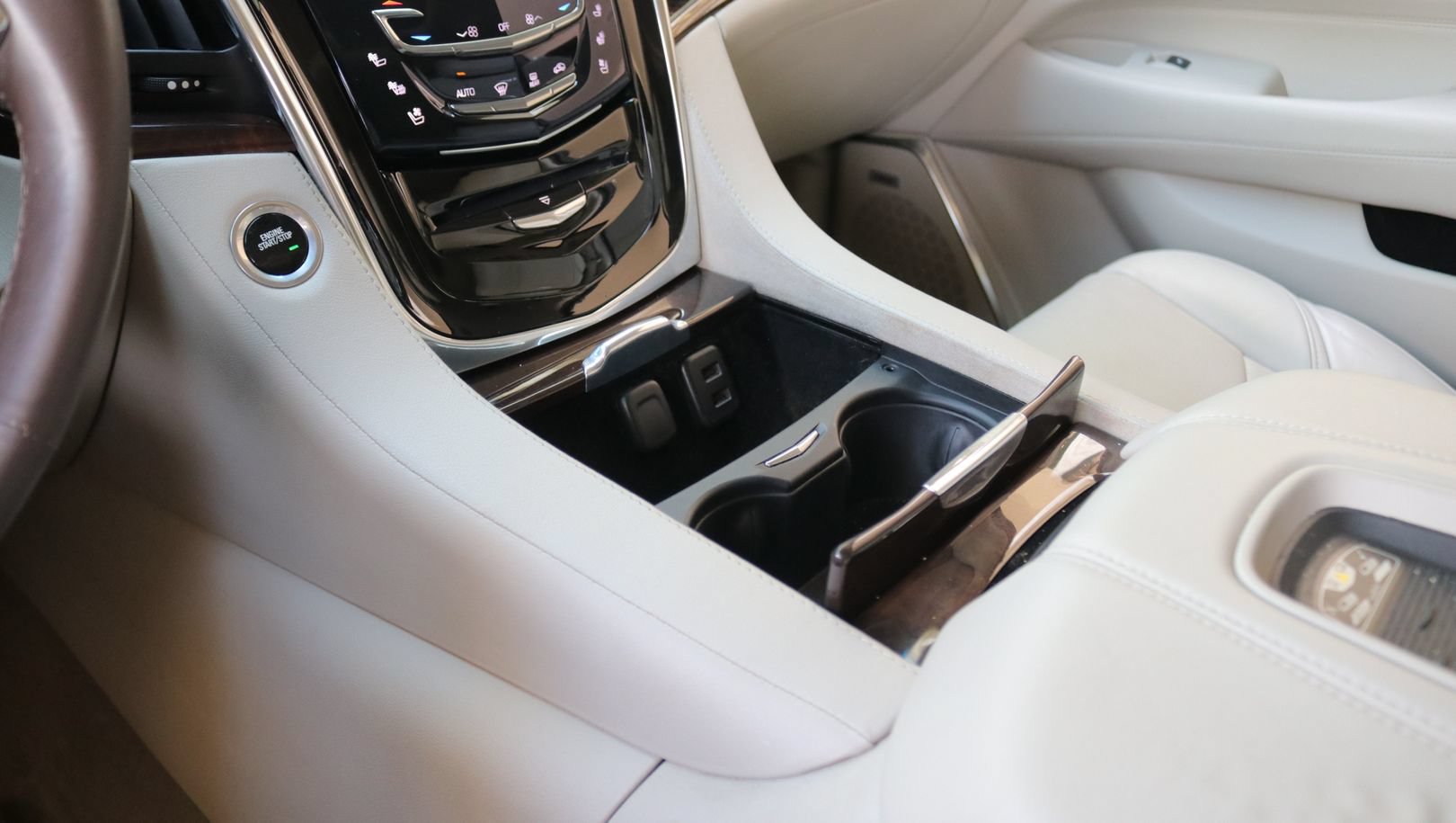Used 2016 Cadillac Escalade Luxury AWD/4WD image 28