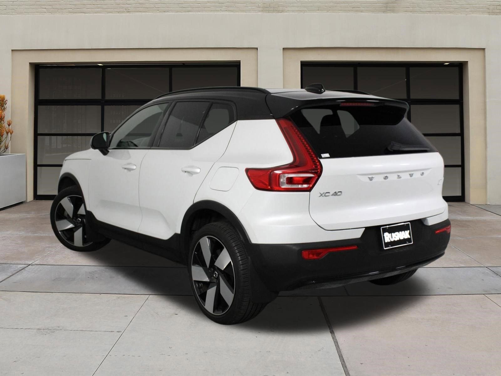 Used 2023 Volvo XC40 Recharge Ultimate w/ Protection Package Premier AWD/4WD image 2