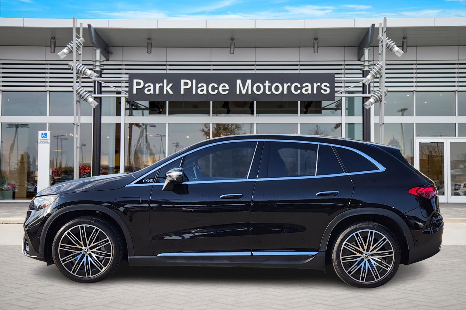 Used 2023 Mercedes-Benz EQE 350+ SUV image 3