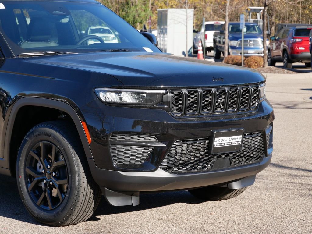 New 2025 Jeep Grand Cherokee Laredo image 3