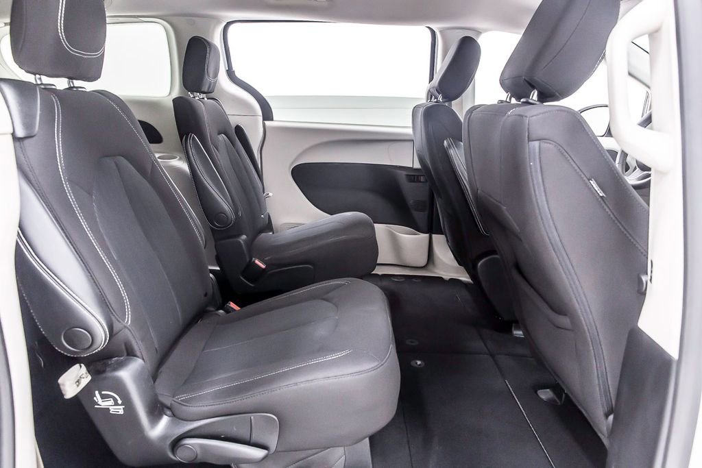 Used 2022 Chrysler Voyager LX image 33