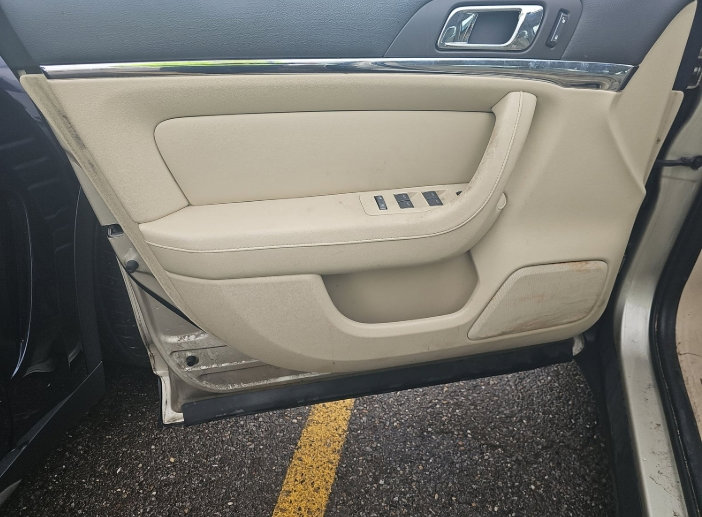 Used 2010 Lincoln MKS image 10