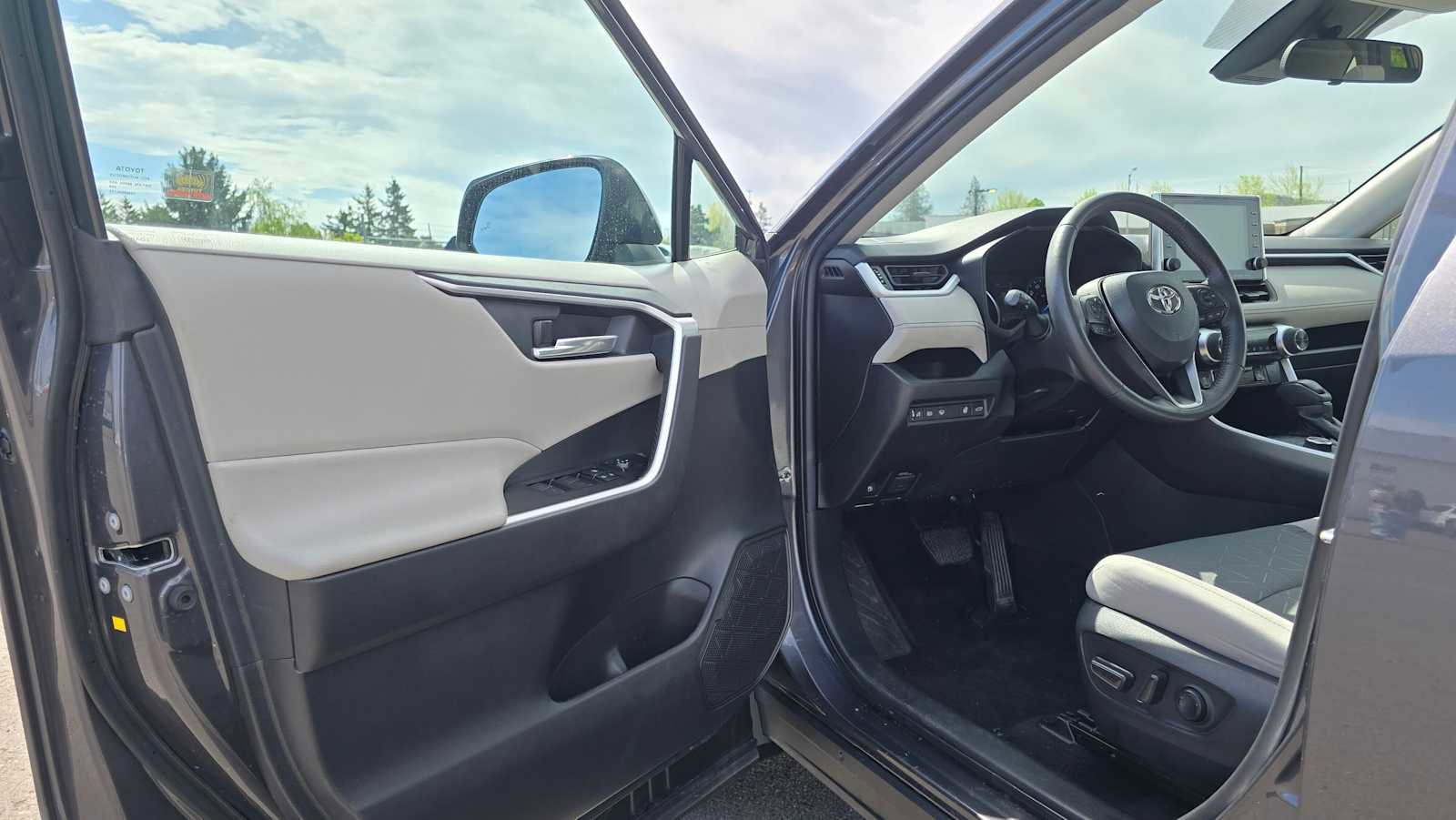 Used 2022 Toyota RAV4 XLE w/ Convenience Package AWD/4WD image 20