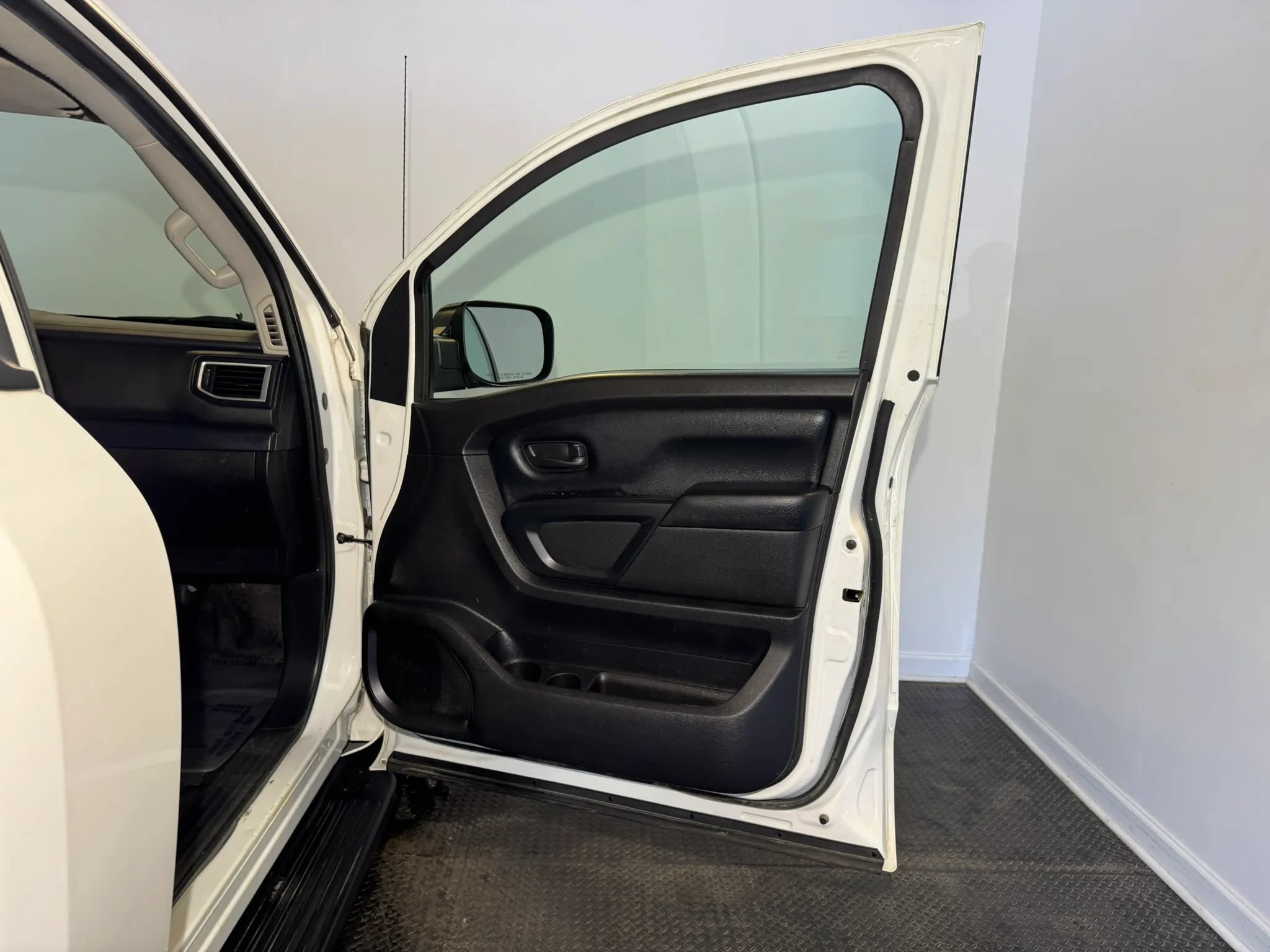 Used 2018 Nissan Titan S AWD/4WD image 21