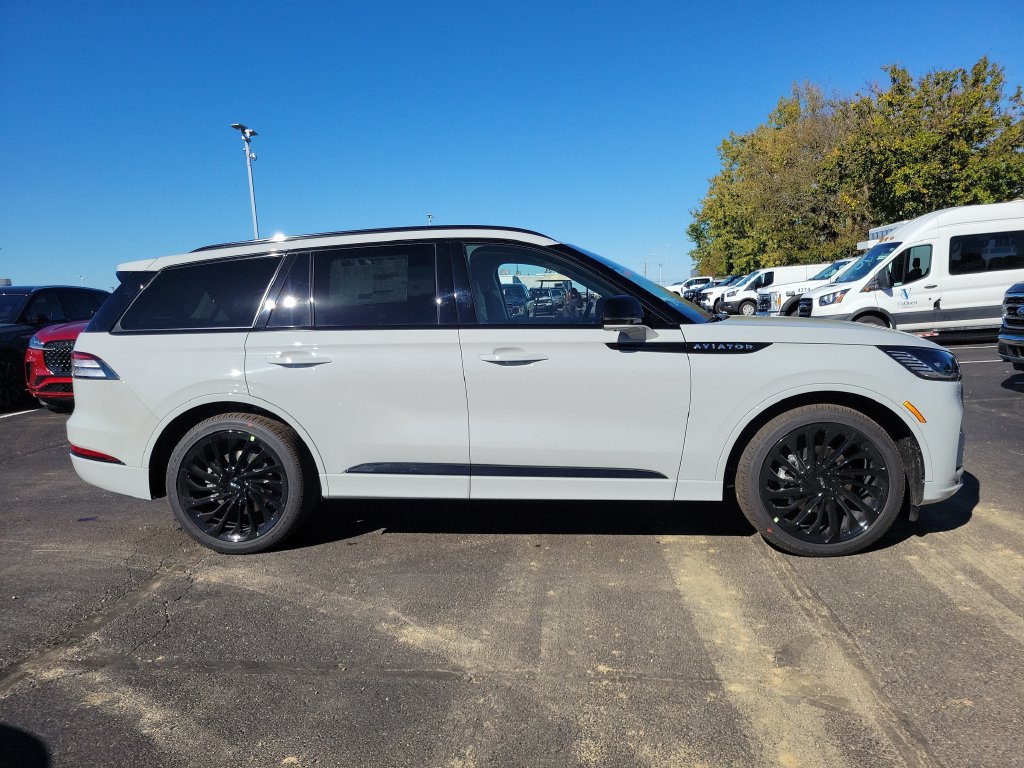 New 2027 Lincoln Aviator Reserve AWD/4WD image 3