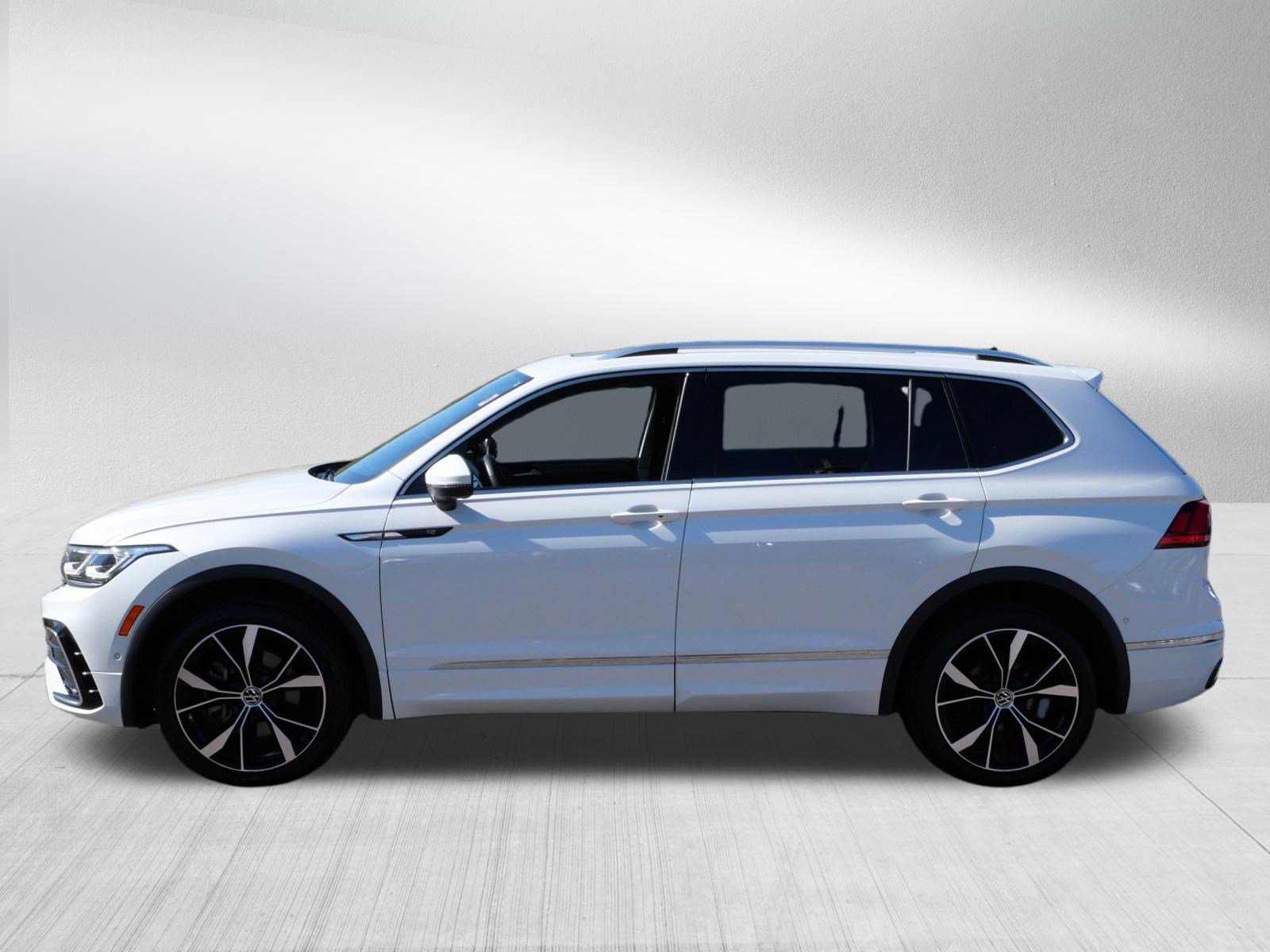 Used 2022 Volkswagen Tiguan SEL R-Line AWD/4WD image 4