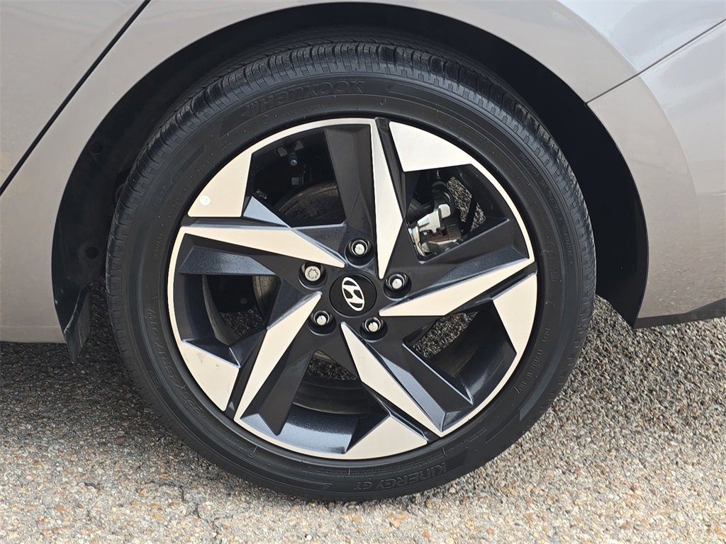 Certified 2023 Hyundai Elantra Limited image 32