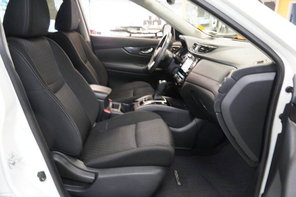 Used 2017 Nissan Rogue SV w/ SV Premium Package AWD/4WD image 31