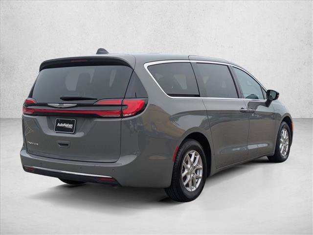Used 2025 Chrysler Pacifica Select FWD image 5