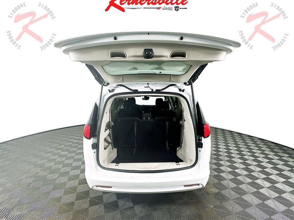 Used 2023 Chrysler Voyager LX image 30