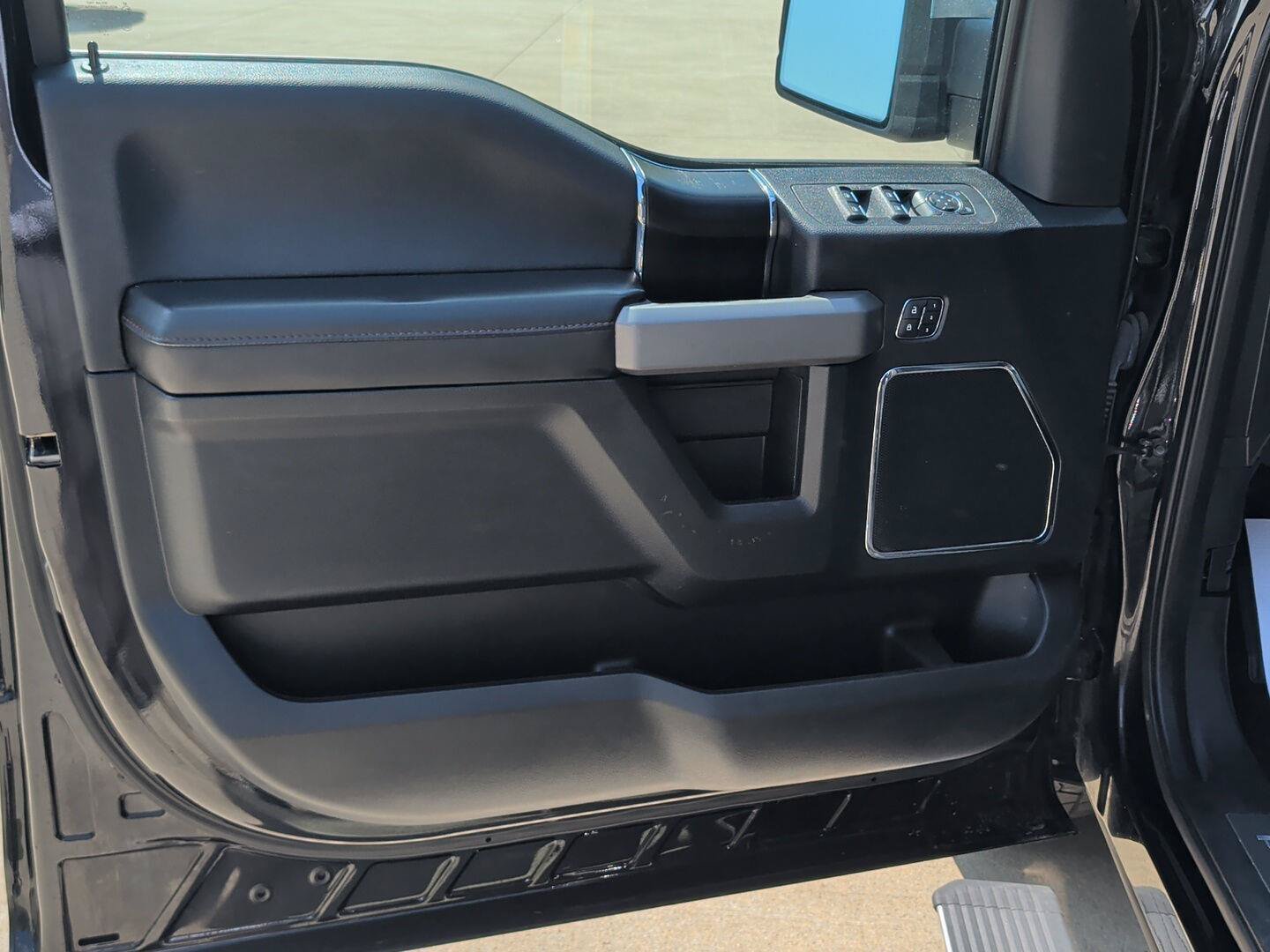 Used 2019 Ford F150 Platinum w/ Equipment Group 701A Luxury AWD/4WD image 12