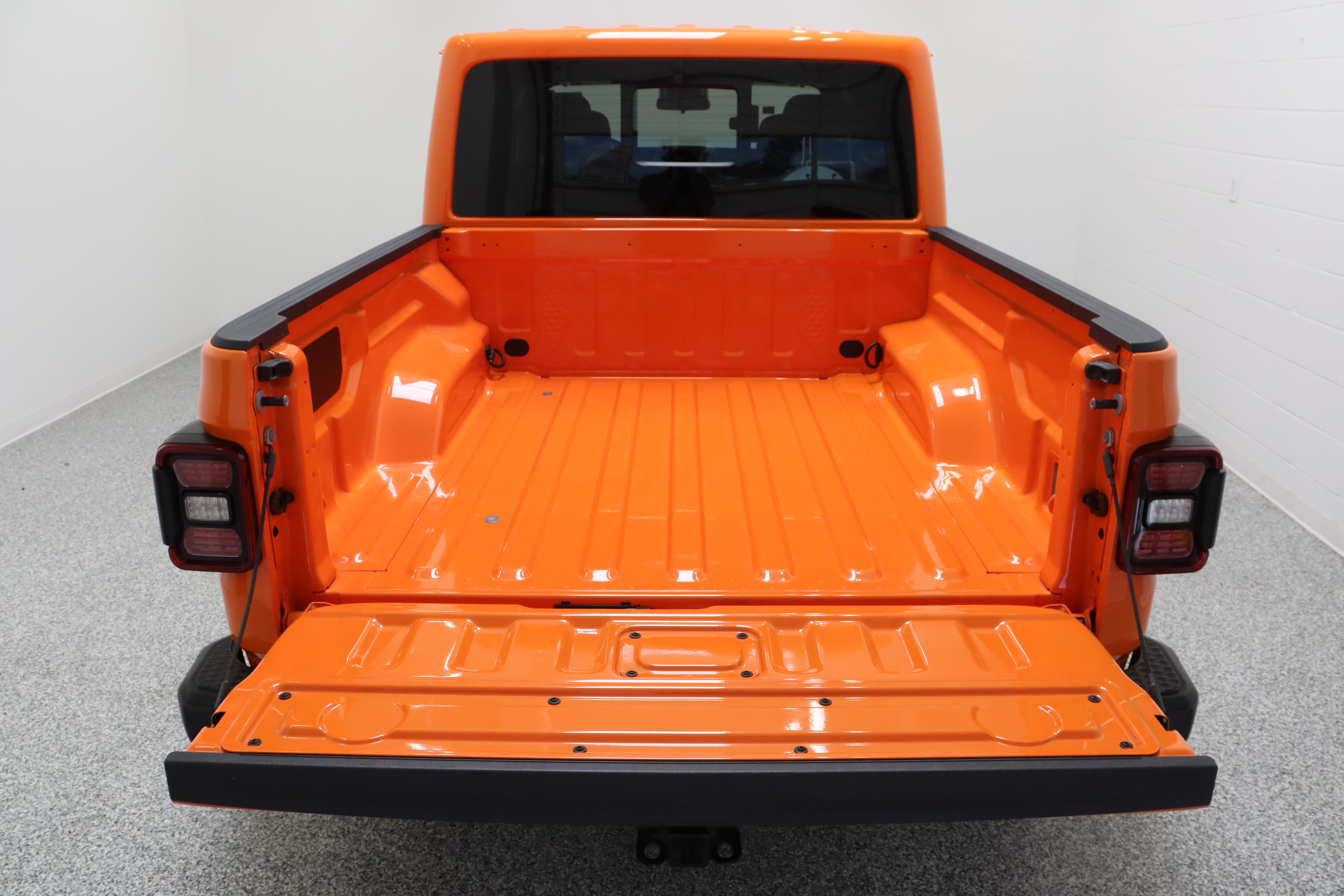 Used 2025 Jeep Gladiator Mojave w/ Convenience Group AWD/4WD image 32