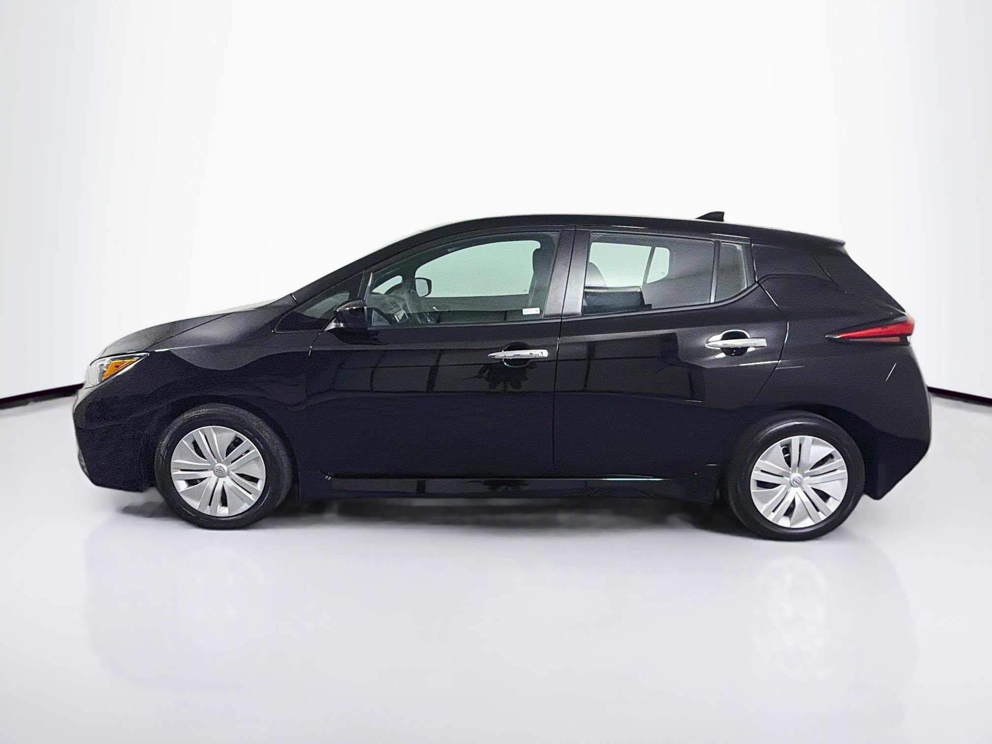 Used 2024 Nissan Leaf S FWD image 4