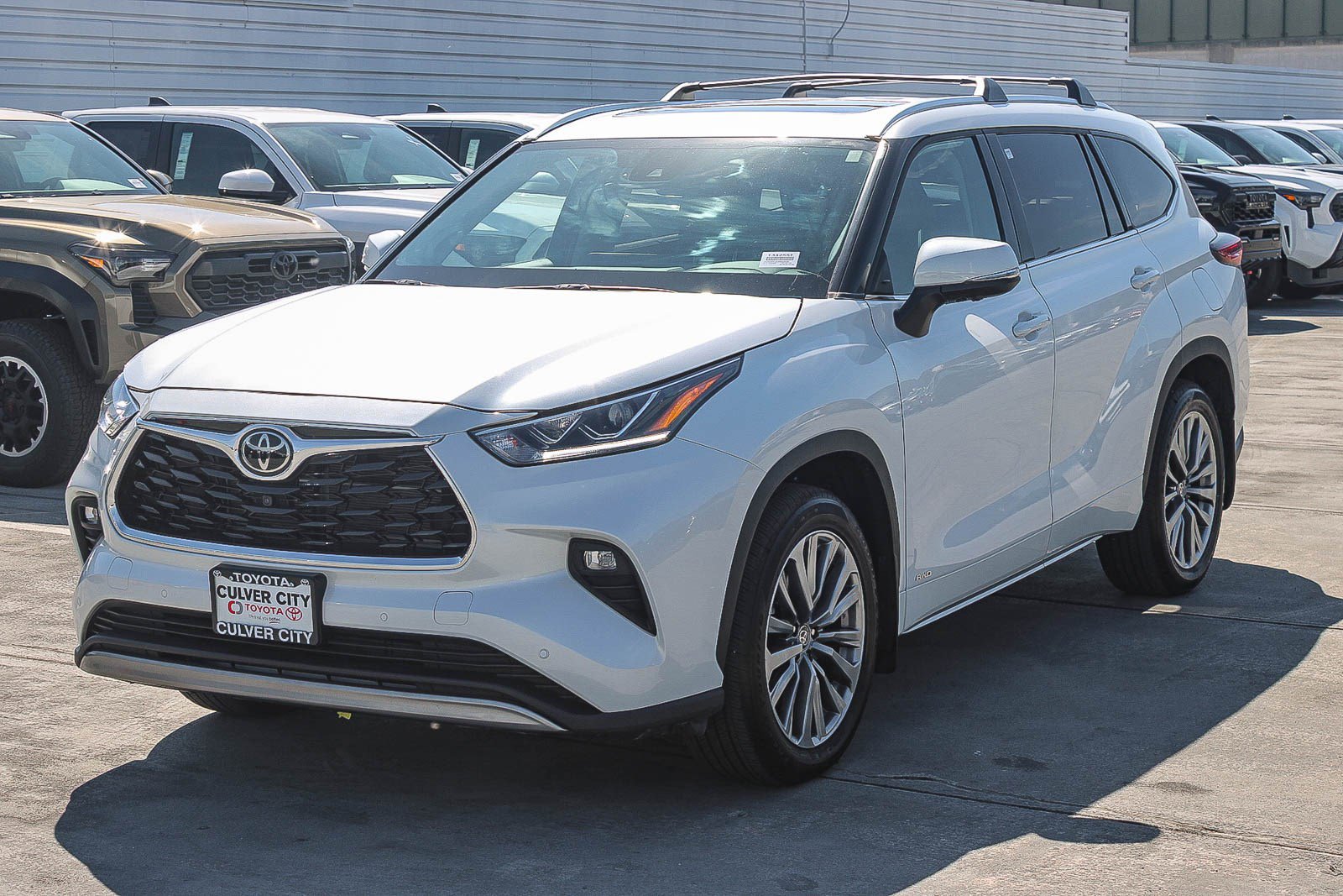 Certified 2025 Toyota Highlander Limited image 3