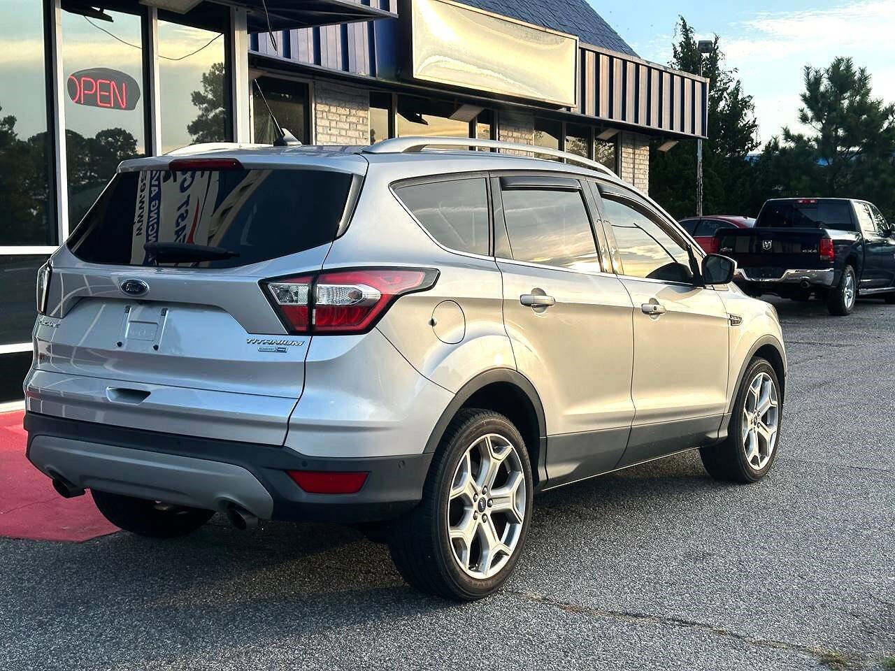 Used 2018 Ford Escape Titanium image 3