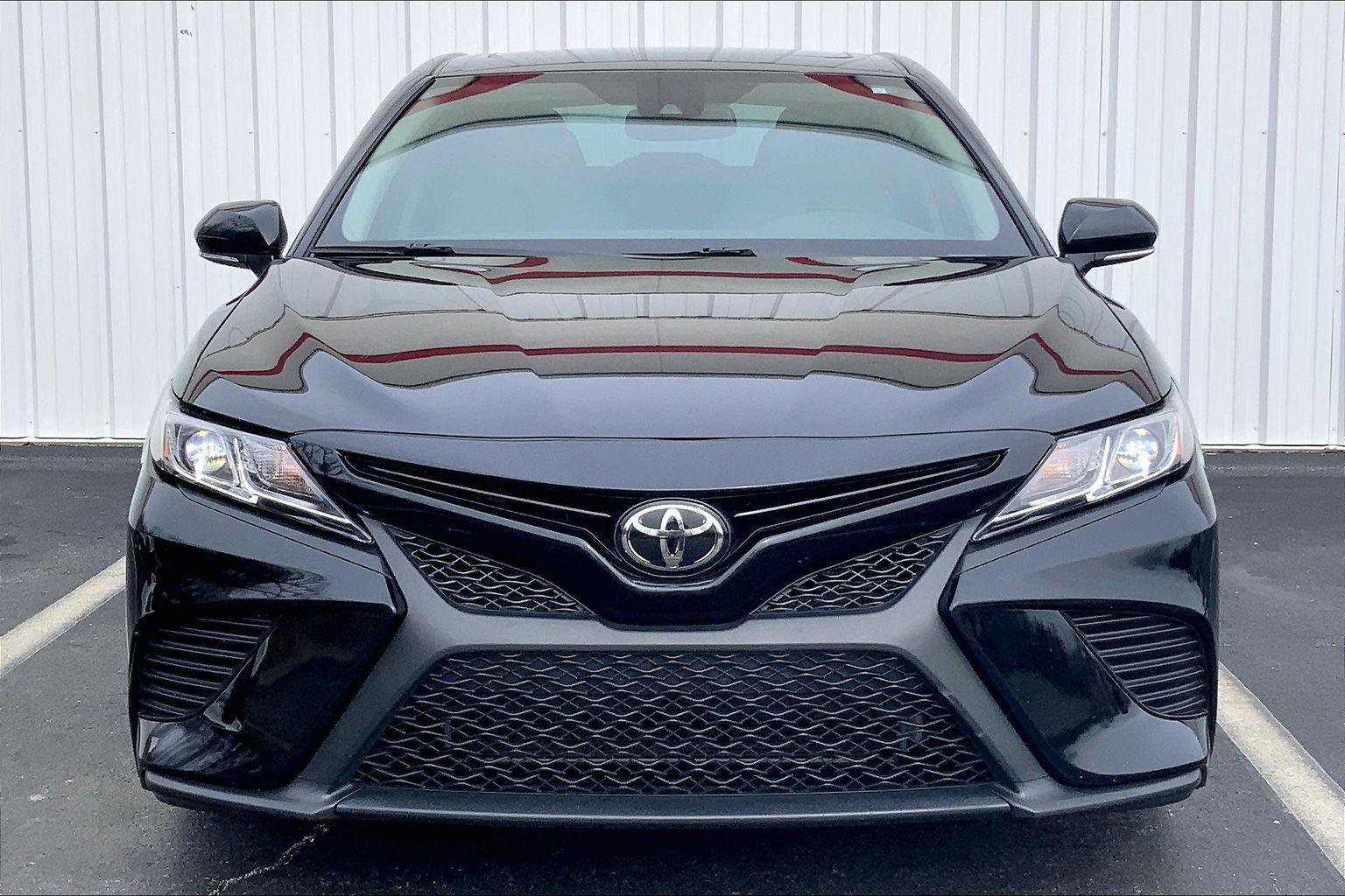 Used 2020 Toyota Camry SE w/ Convenience Package image 3