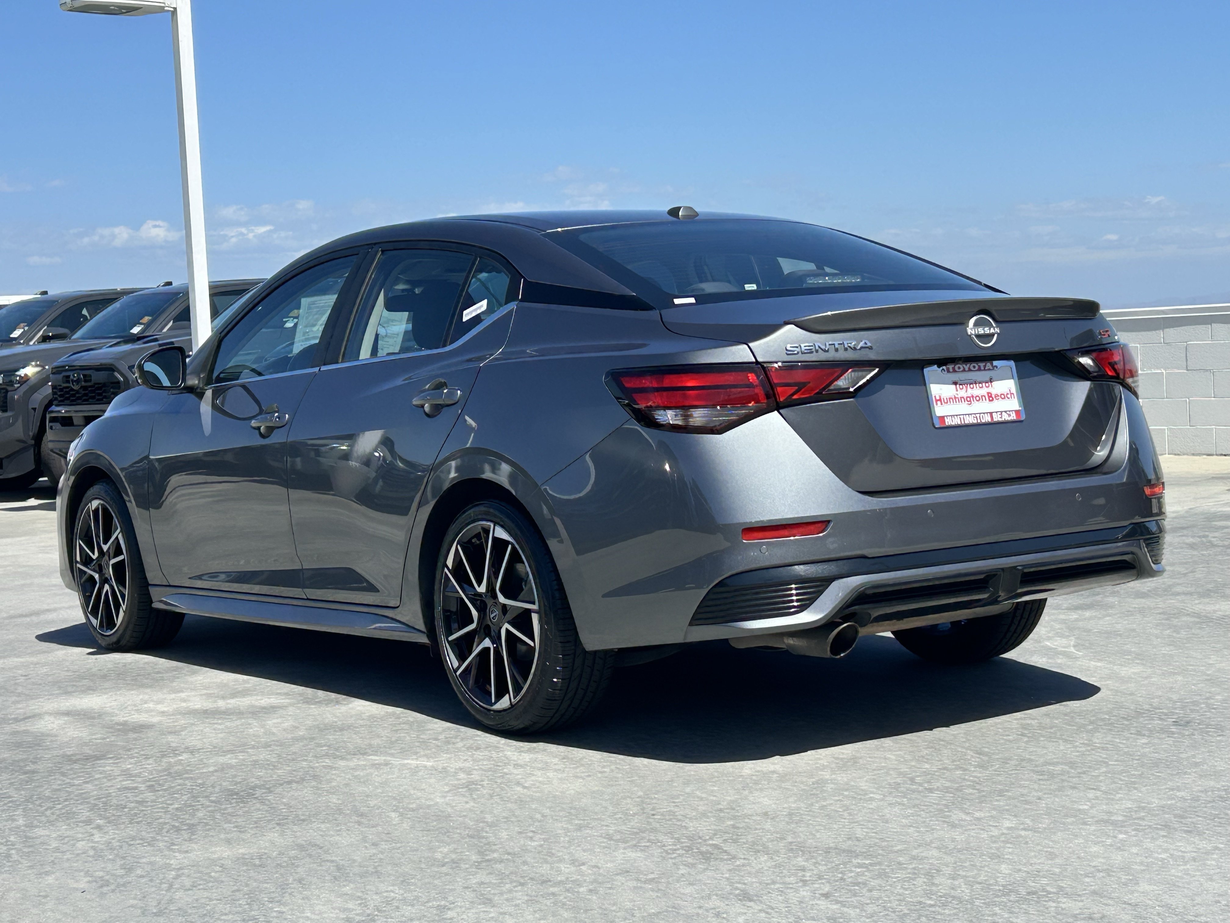 Used 2025 Nissan Sentra SR FWD image 5