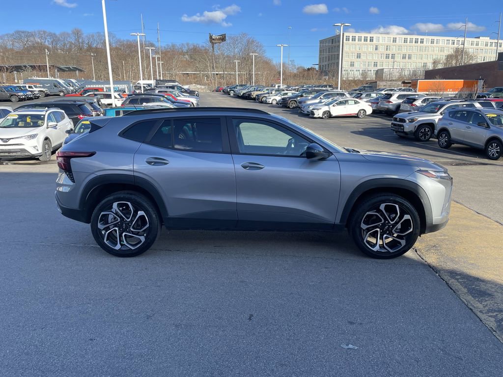 Used 2025 Chevrolet Trax RS w/ Sunroof Package image 7