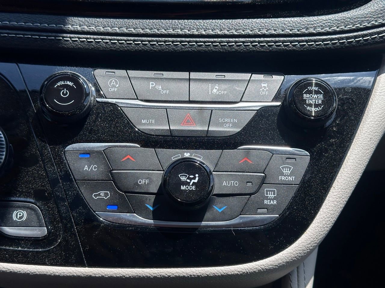 Used 2024 Chrysler Pacifica Limited FWD image 35