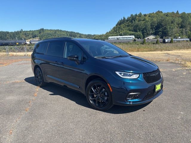 New 2025 Chrysler Pacifica Limited w/ Uconnect Theater Family Group image 1