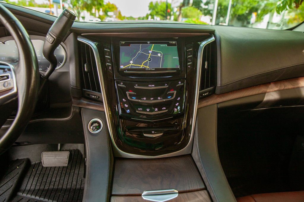 Used 2020 Cadillac Escalade Premium Luxury image 14