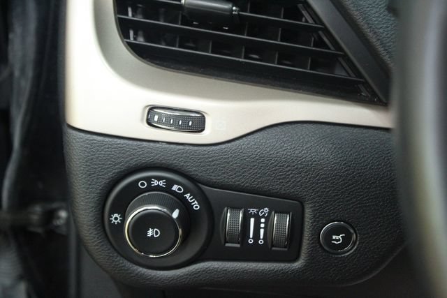 Used 2017 Jeep Cherokee Limited w/ Luxury Group AWD/4WD image 15