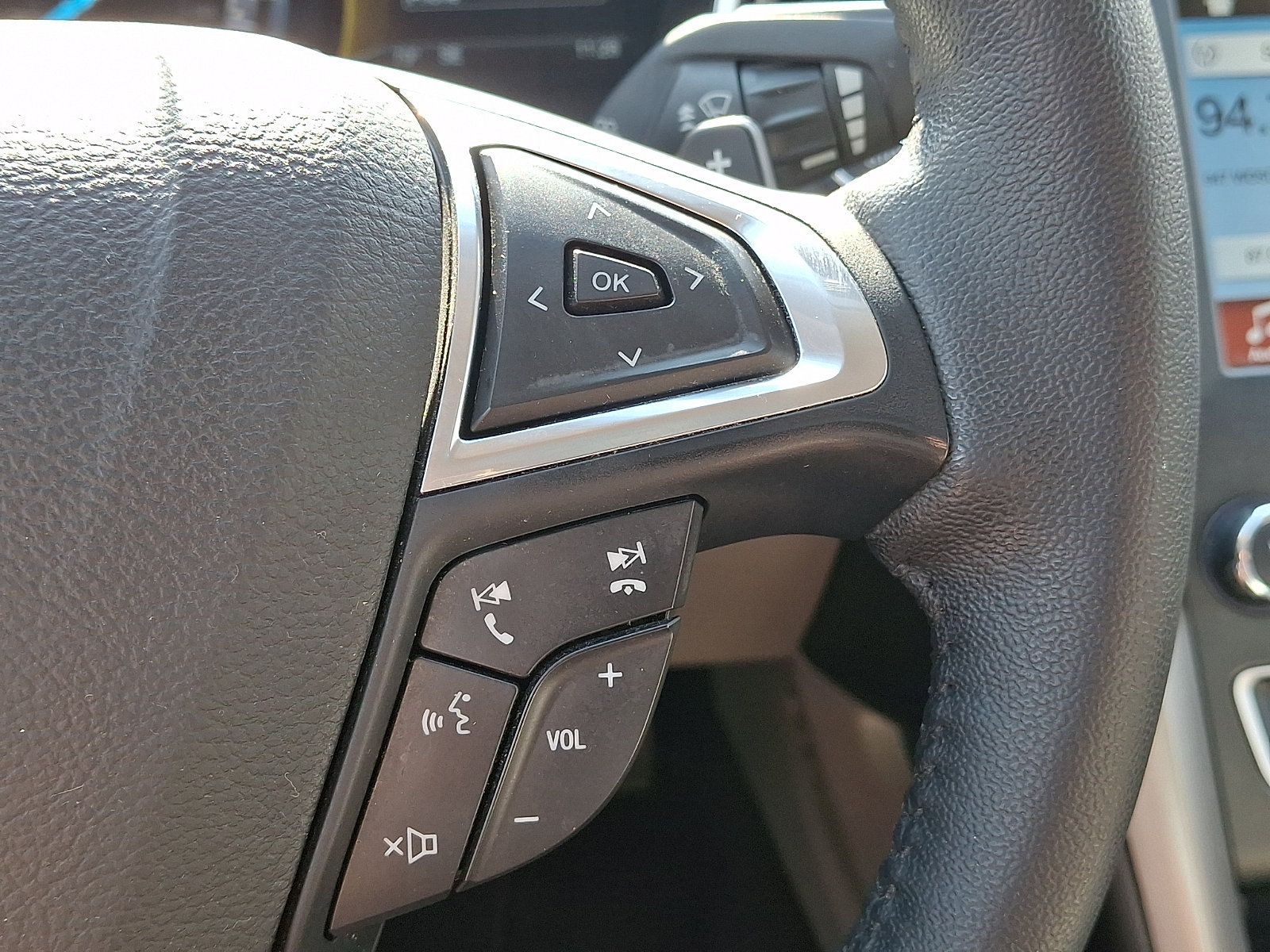 Certified 2018 Ford Fusion SE w/ Fusion SE Technology Package FWD image 28