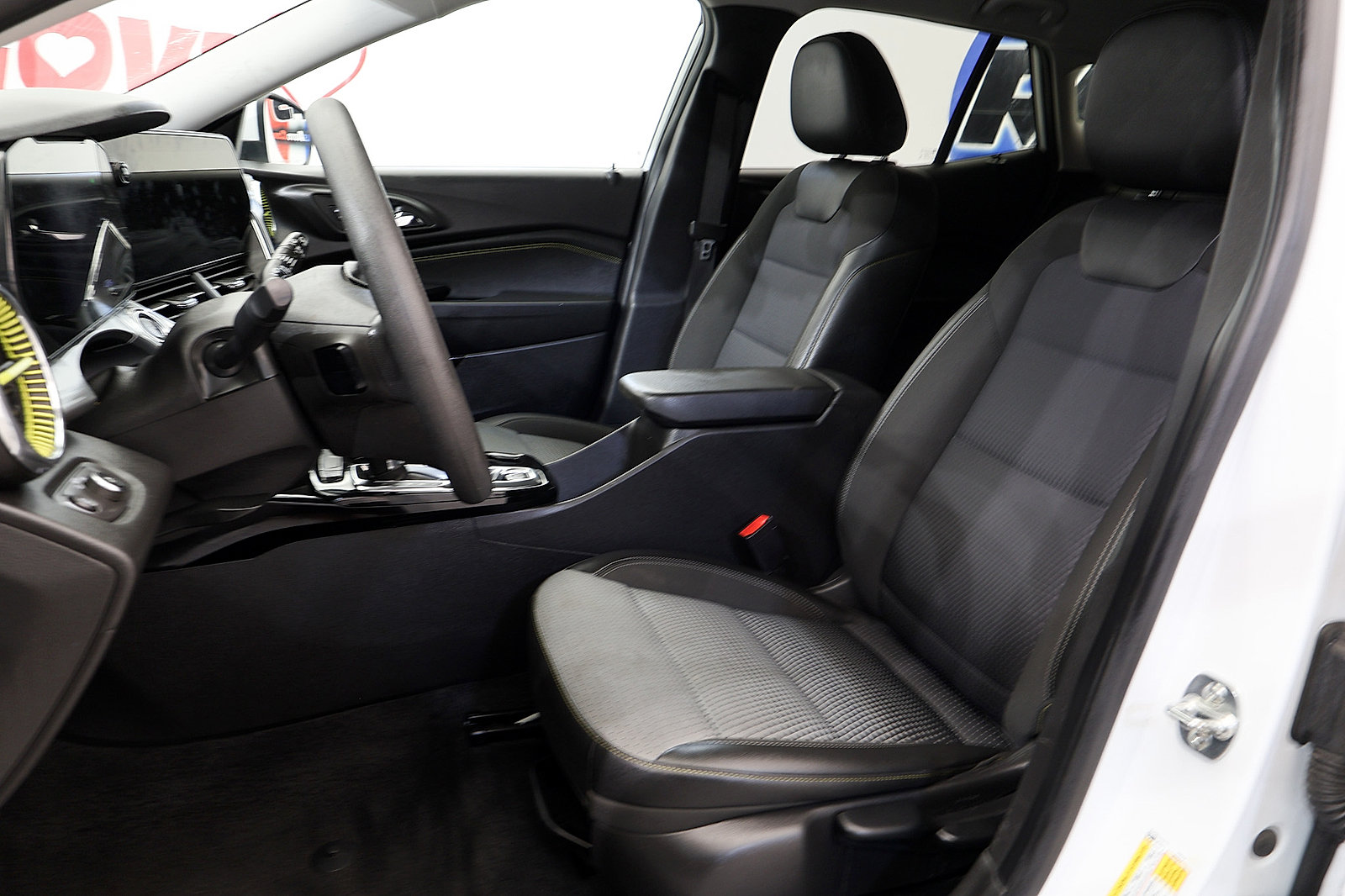 Used 2025 Chevrolet Trax LT FWD image 12
