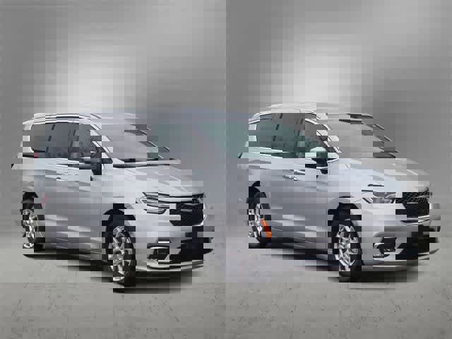 Used 2023 Chrysler Pacifica Touring-L image 2