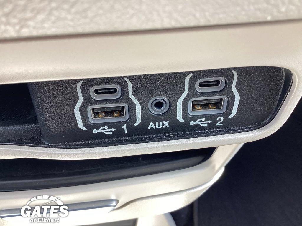 Used 2023 Chrysler Pacifica Touring-L FWD image 21