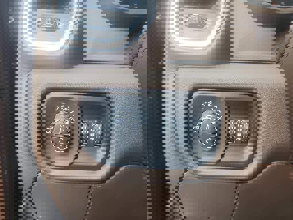 Used 2025 RAM 3500 Laramie w/ Towing Technology Group image 34