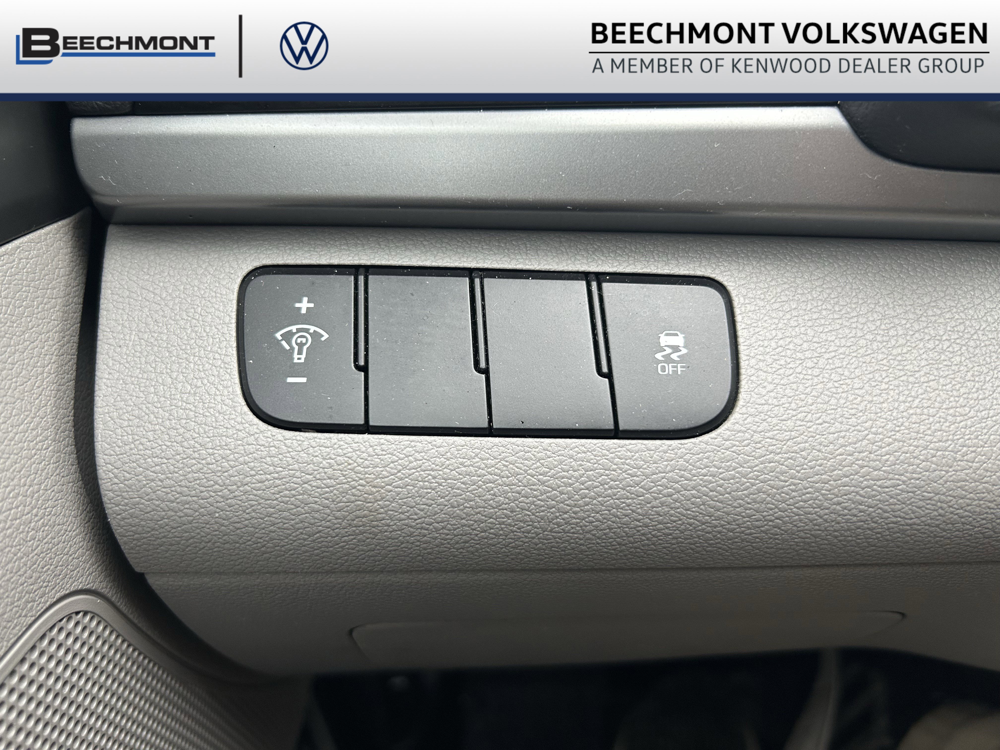 Used 2017 Hyundai Elantra SE image 18