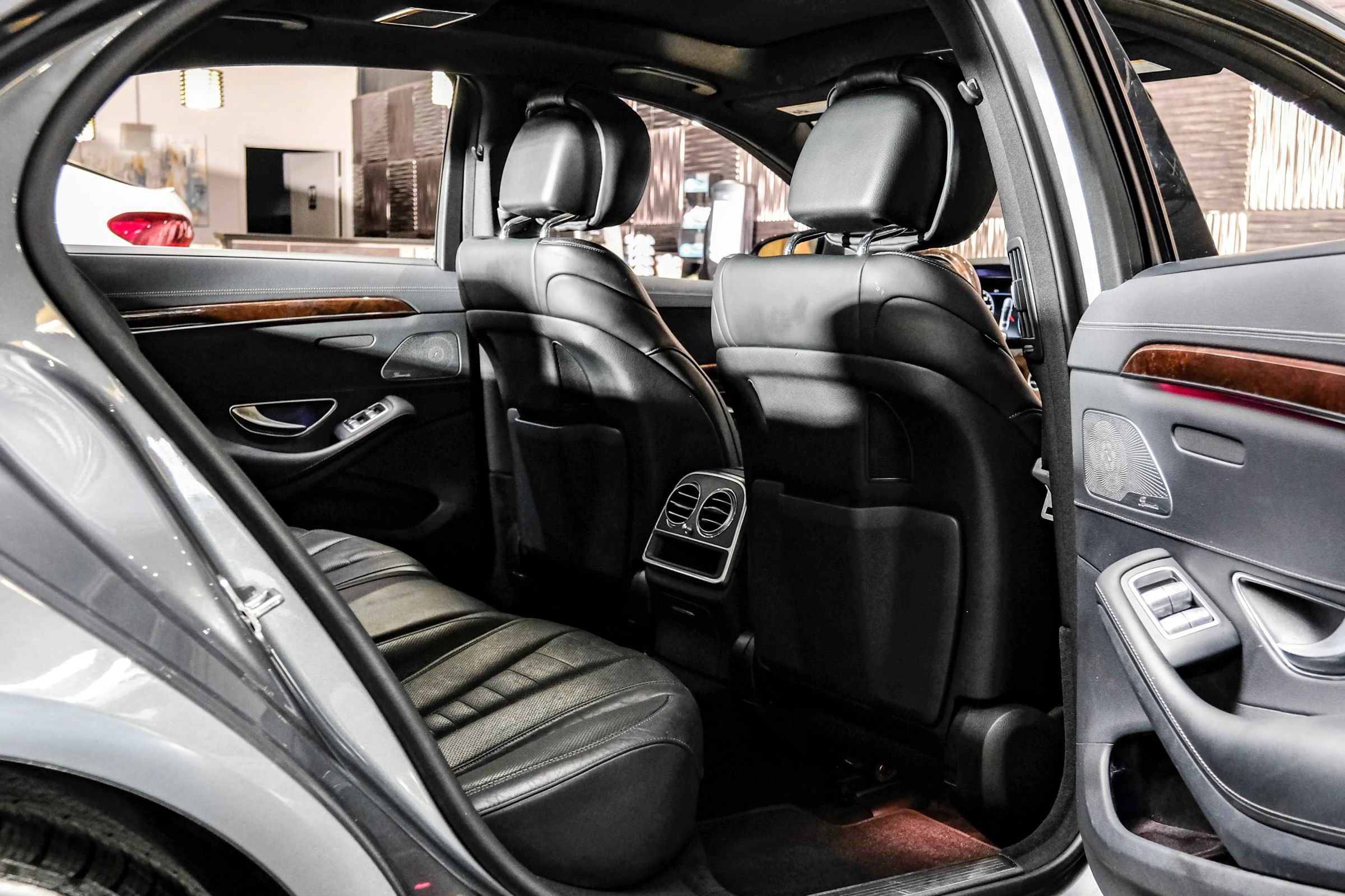 Used 2018 Mercedes-Benz S 560 4MATIC Sedan image 31