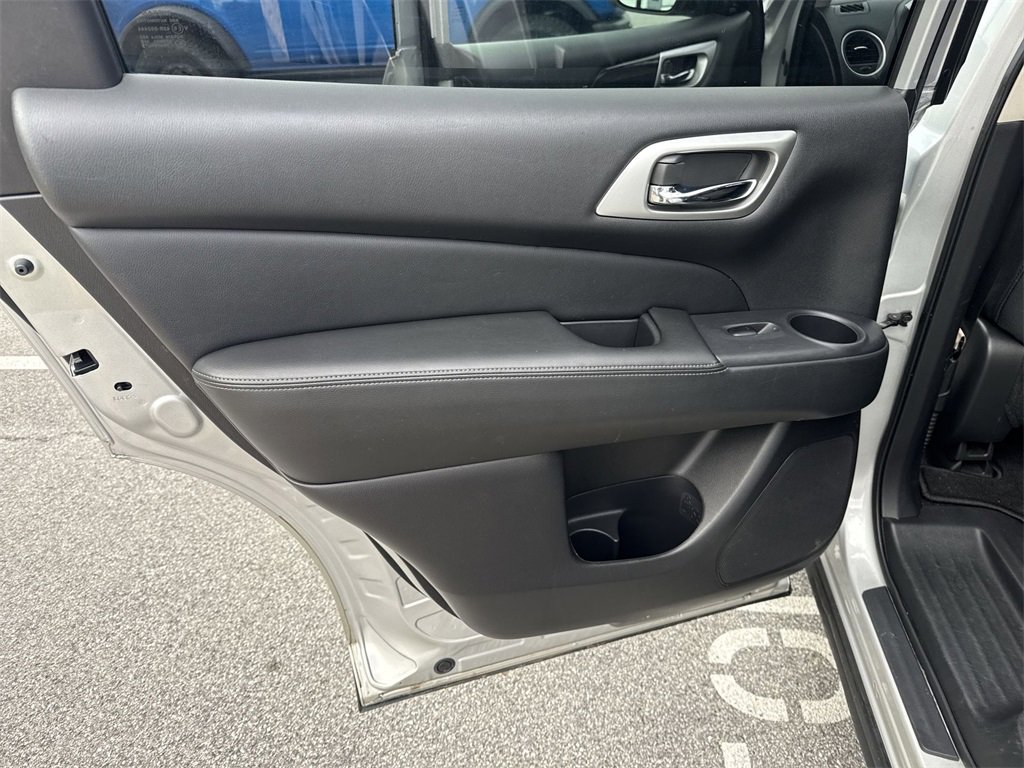 Used 2020 Nissan Pathfinder SV image 22