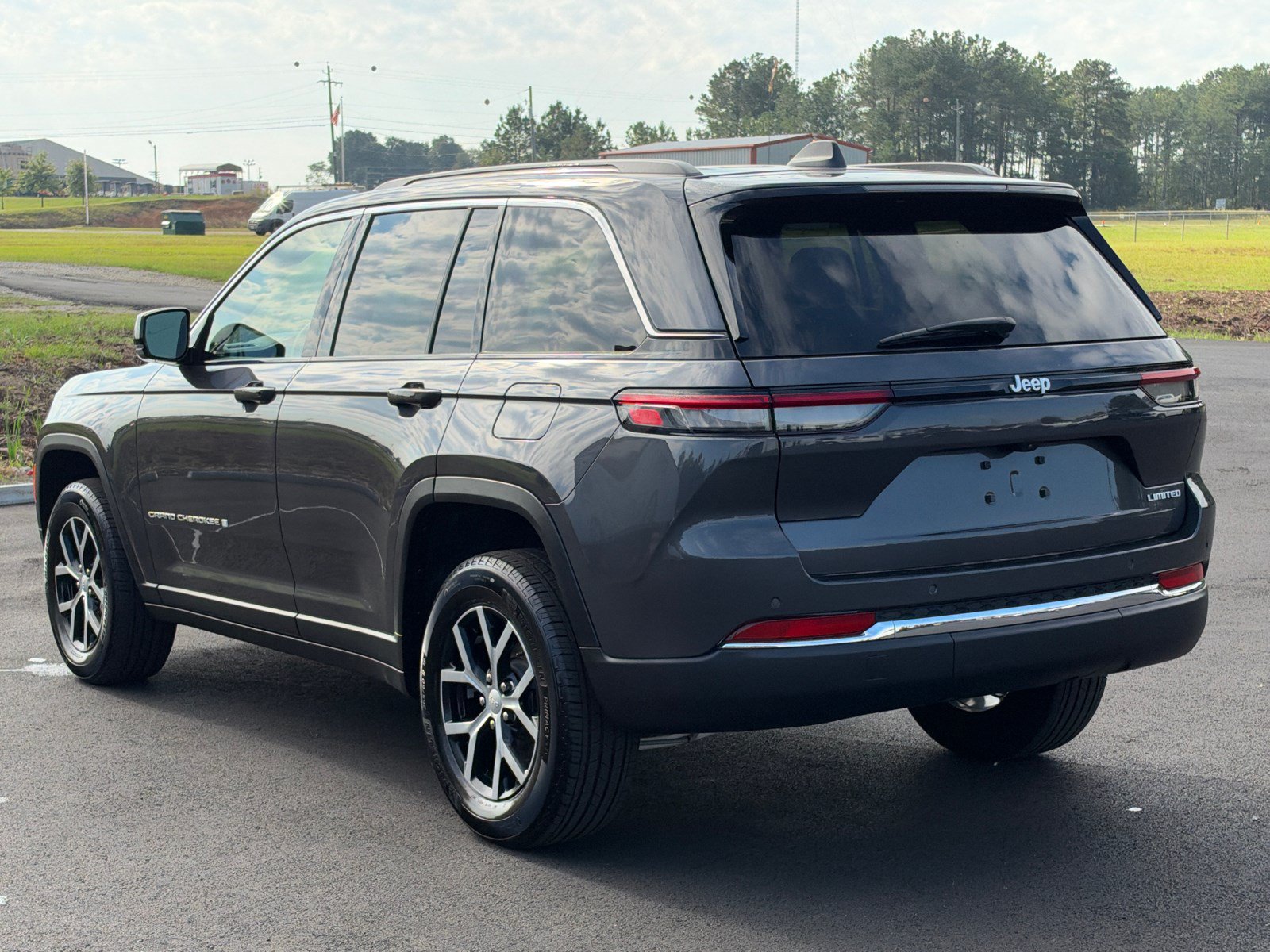 Used 2024 Jeep Grand Cherokee Limited RWD image 7